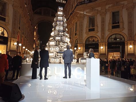 duomo albero gucci|Alberi di Natale, si è acceso quello di Gucci .